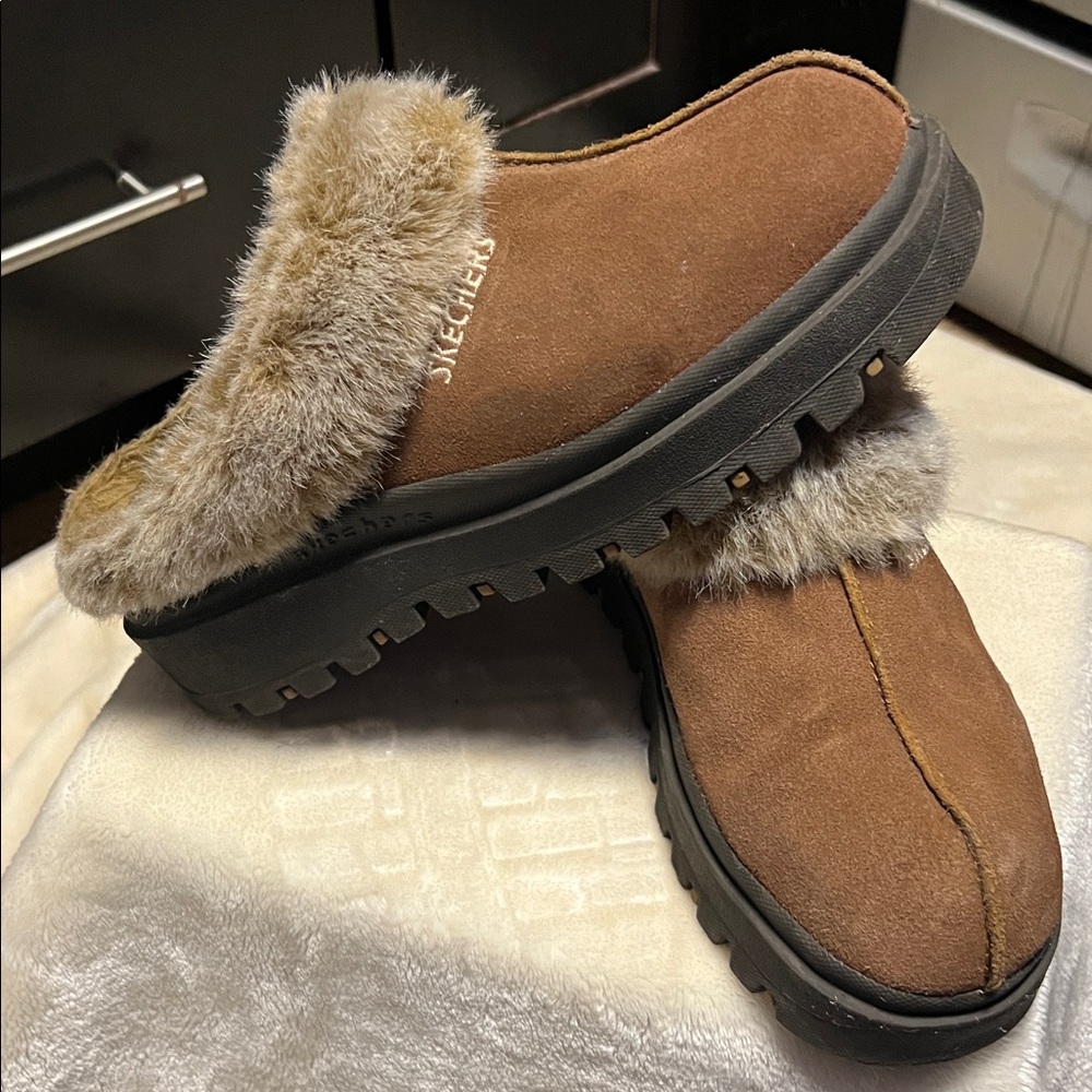 SKETCHERS WORK 🥾 TAN/BROWN LEATHER FAUX FUR LINED NON-SLIP SOLE CLOGS Women’s 10
